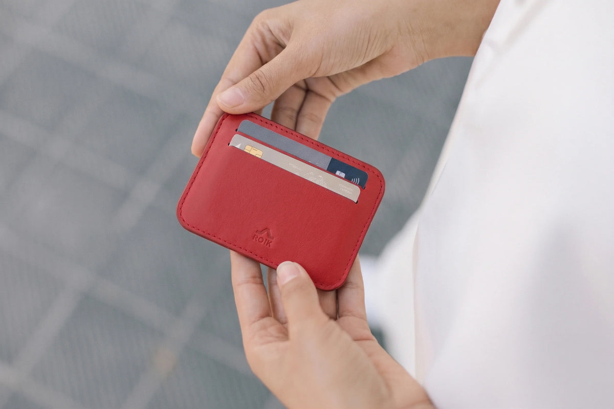 Tarjetero de piel ROIK District Blossom en uso, detalle